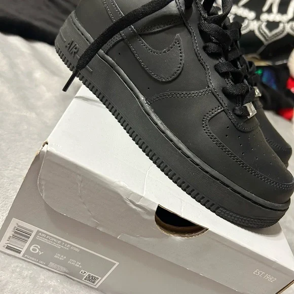 Selling size 8, black, Nike tennis shoes - Picture 3 of 4